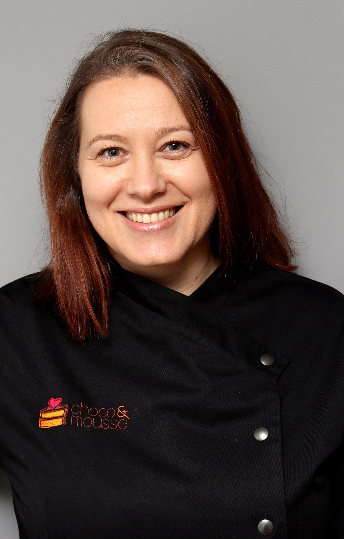 Erika Szabó, chef da Choco & Mousse, de jaleca preta